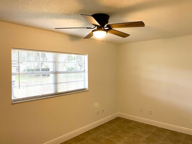 Building Photo - Southern Oaks 2 / 2 with Office & Sun Room