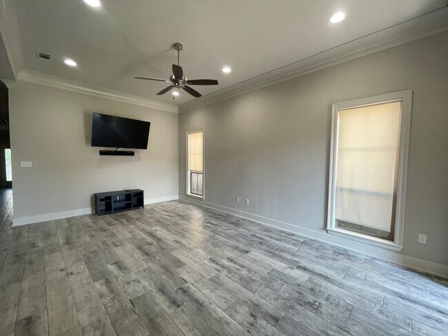 Building Photo - 3 Bedroom House in The desirable University Villas