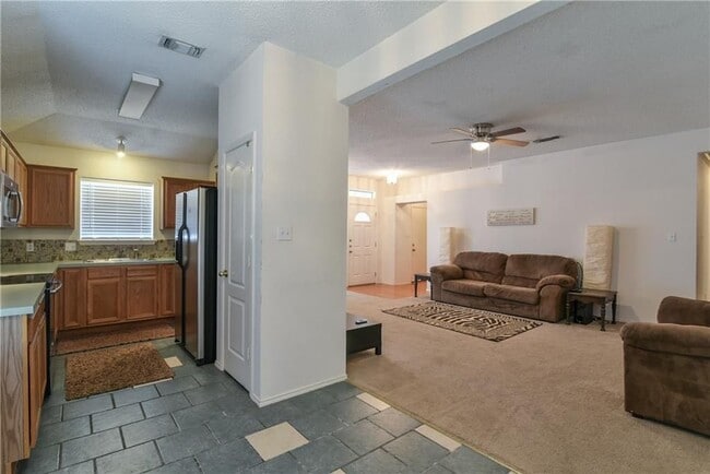 Building Photo - Ready to Move in... Do not miss this house...