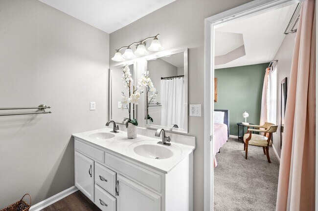 Building Photo - Fully Furnished | Bonus Room | Fenced Yard |No Backyard Neighbors!