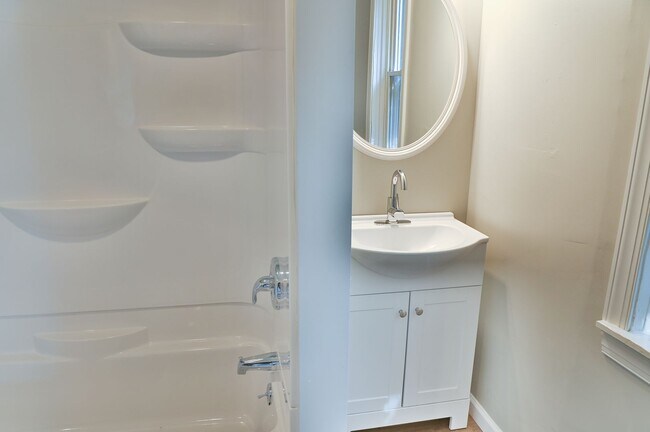 Building Photo - 4 Bedroom on Penn - Section 8 Approved