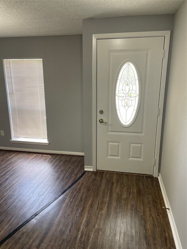 Building Photo - 614 Meadowglen Dr