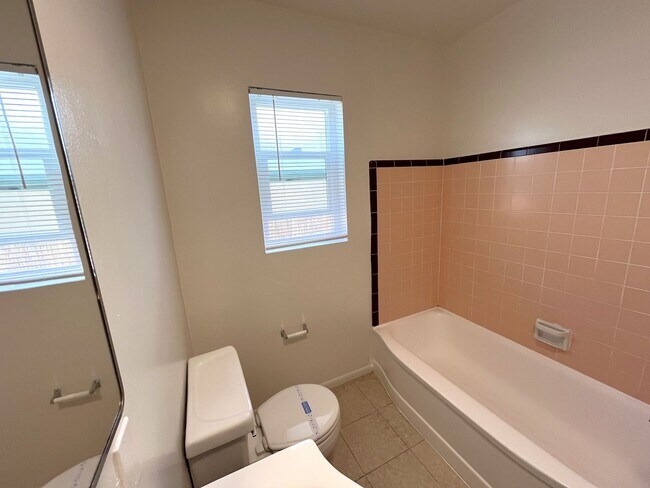 Building Photo - 1bd/1bth South Park Apartment with Plank F...