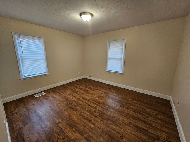 Building Photo - 2 bed, 1 bath, close to ND