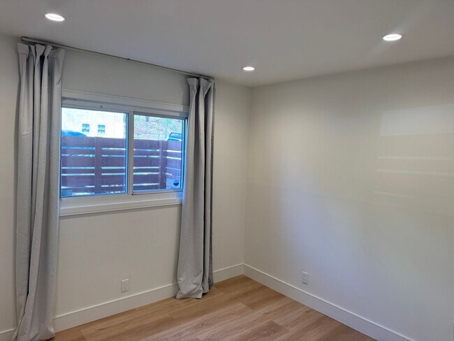 Building Photo - Rees