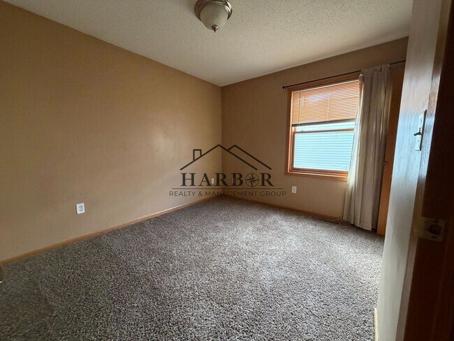 Building Photo - 2869 Knollwood Dr SE