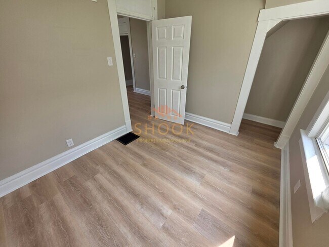 Building Photo - **MOVE-IN SPECIAL** Centrally Located and Remodeled 4BR Home