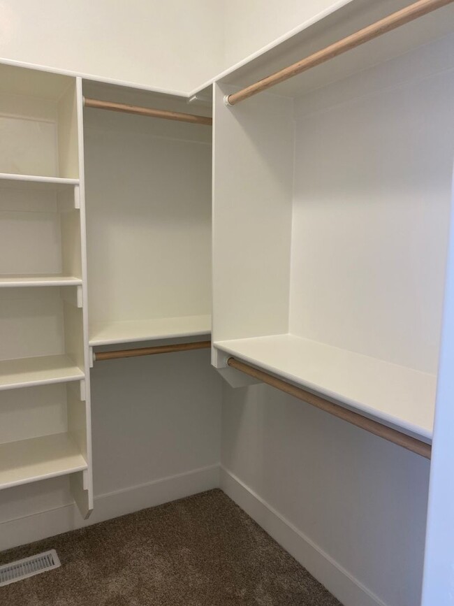 Building Photo - 3 bed 1 additional office space and 2.5 ba...