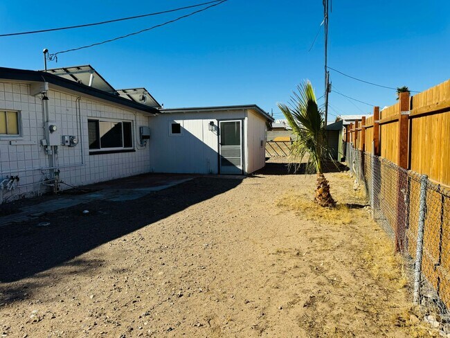 Building Photo - Spacious 3 Bedroom, 2 Bathroom Home with Solar in Bullhead City!