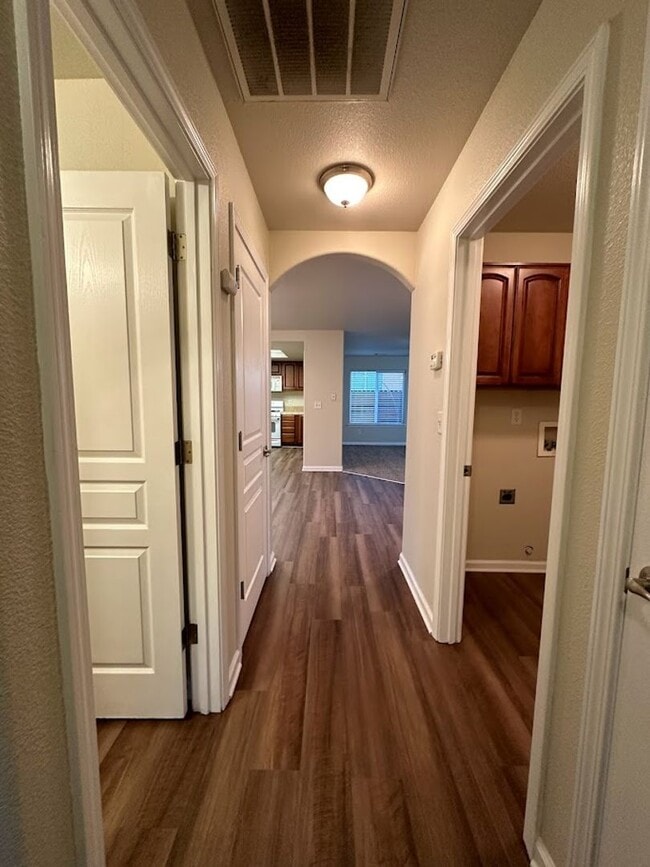 Building Photo - Well maintained home in desirable neighborhood!