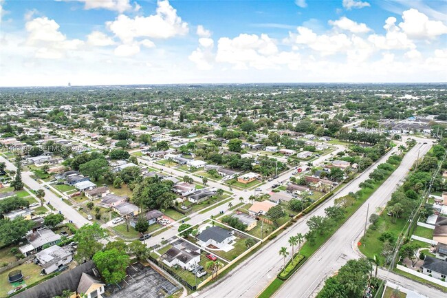 Building Photo - 2911 NW 5th Ct