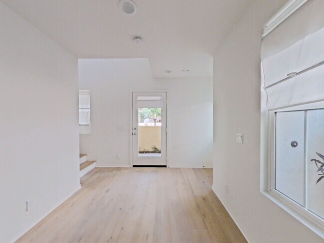 Building Photo - Los Alamitos Condo - 3 Bedroom / 2.5 Bathr...