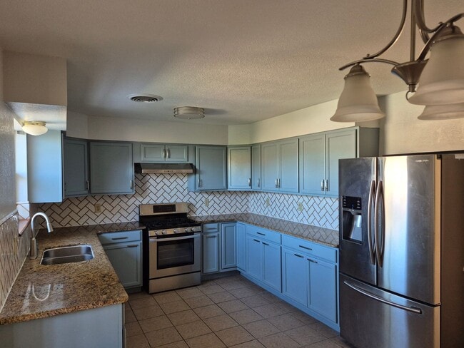 Building Photo - 3 Bedroom 2 Bath