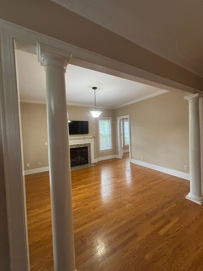 Building Photo - 4 bedroom near five points