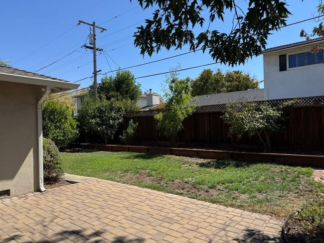 Building Photo - Charming 3 Bedroom / 2 Bathroom Home