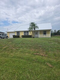 Building Photo - 2138 SW Alminar St