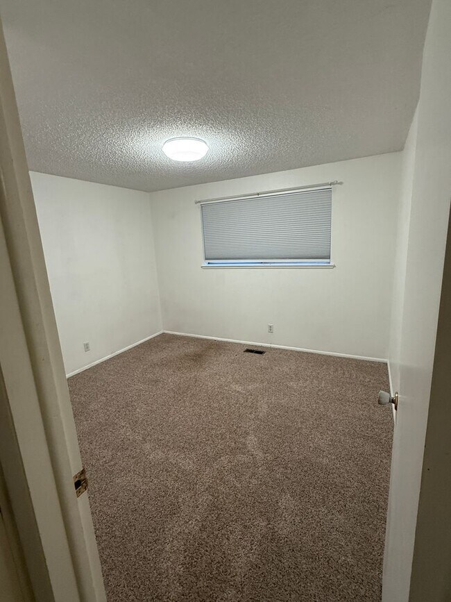 Building Photo - 3-Bedroom Home in great Location