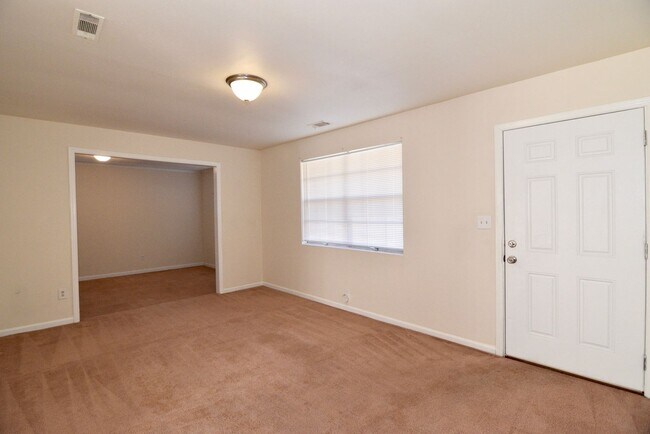 Building Photo - 3 Bed/1.5 Bath home off Meadowbrook Drive ...