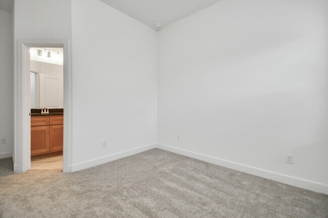 Building Photo - 211 Amaranth Wy