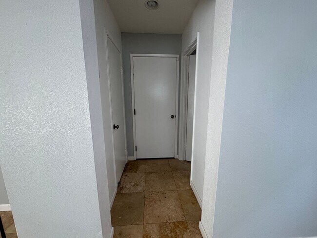 Building Photo - Townhome for Rent