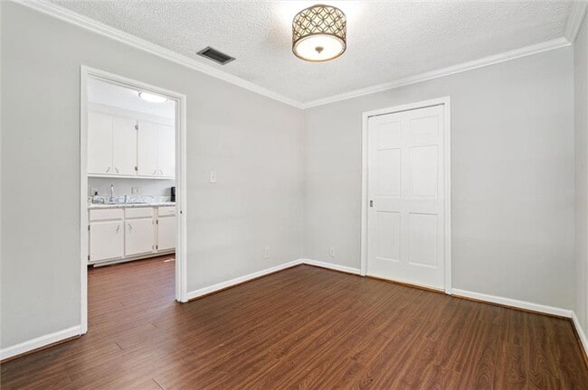 Building Photo - 164 June St