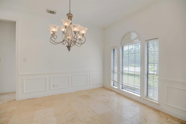 Building Photo - 301 Winding Oak Ln S