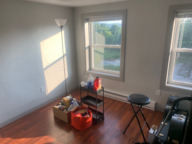 Building Photo - 176 Main St