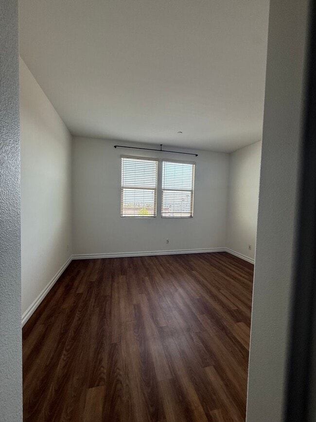 Building Photo - 2 Bedroom, 2.5 Bath Tri-level townhouse in Signal Hill