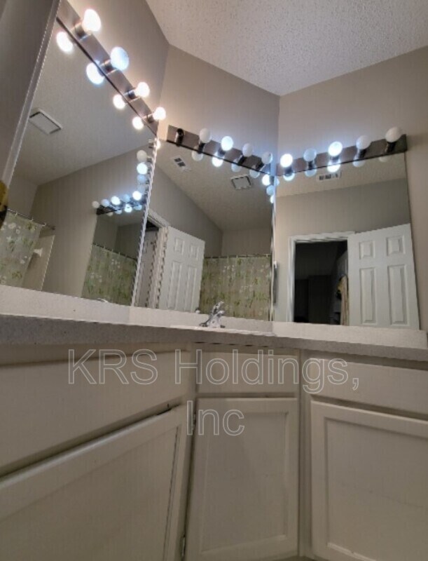 Building Photo - 13070 Autumn Woods Way