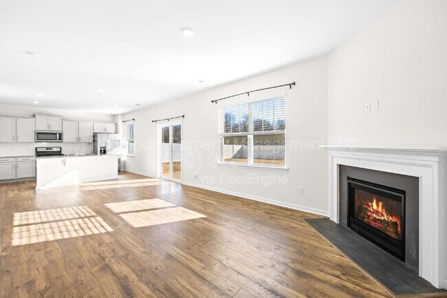 Building Photo - 4015 Meadow Green Dr