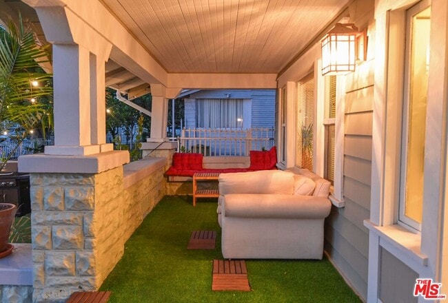 Building Photo - 1600 N Kingsley Dr