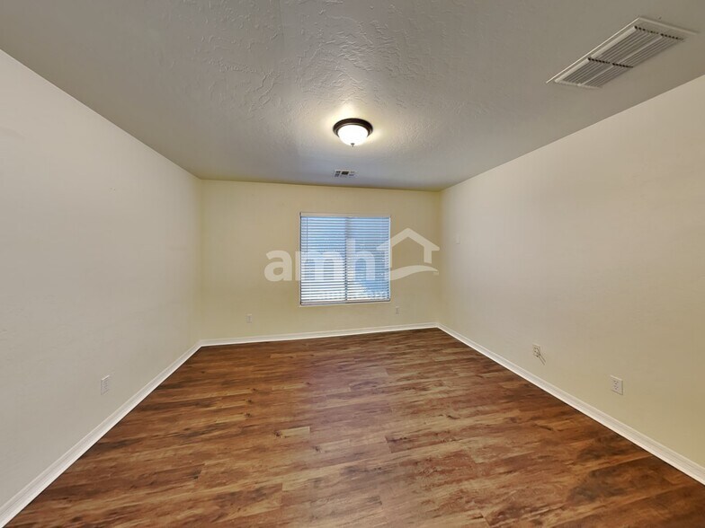 Building Photo - 14493 W Weldon Ave