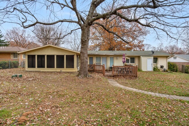 Building Photo - RARE SOUTHERN HILLS BEAUTY! 3 living rooms...