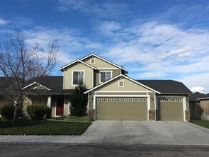 Building Photo - Perfect 4 bed 2.5 ba home in the desirable...