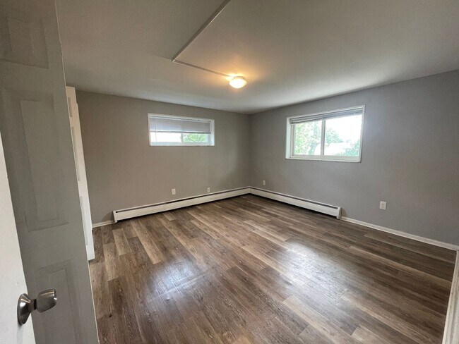 Building Photo - Renovated 2 Bedroom in Bellevue with Priva...