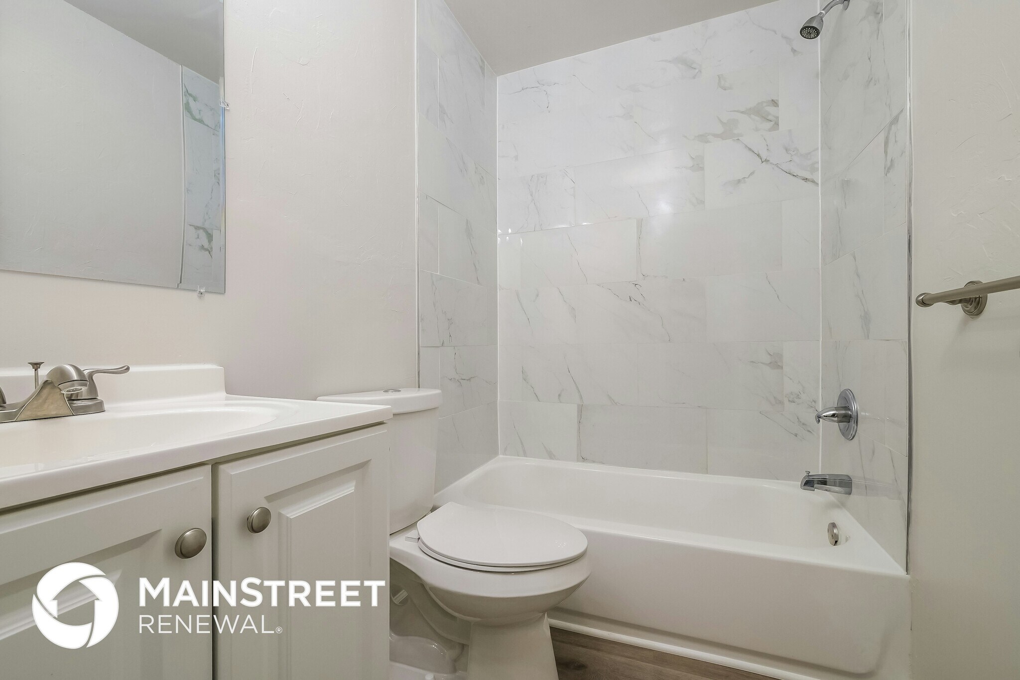 Building Photo - 403 E 9th St