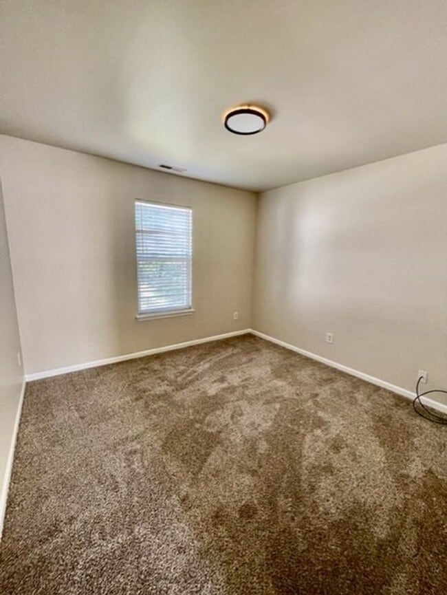 Building Photo - Must see this 4 bedroom 2.5 bath townhouse...