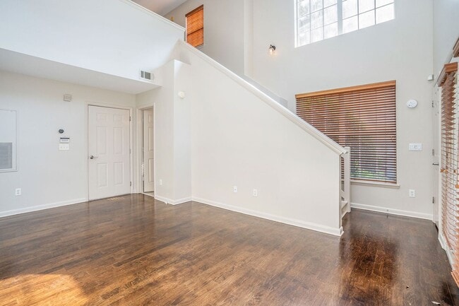 Building Photo - 2 bdrm, 2.5 bath Town Home steps away from...