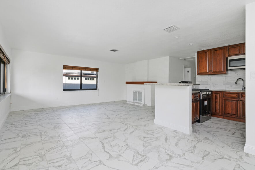 Building Photo - 233 SW 21st St