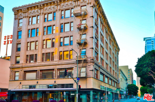 Building Photo - 901 S Broadway