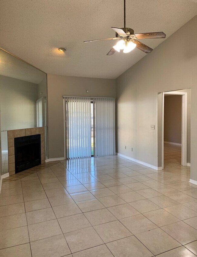 Building Photo - Spacious 2 Bed/2 Bath Single Story Townhom...