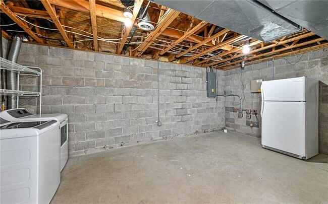 Building Photo - 229 Hillvue Dr