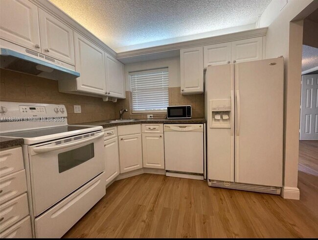 Building Photo - 4541 Carambola Cir S