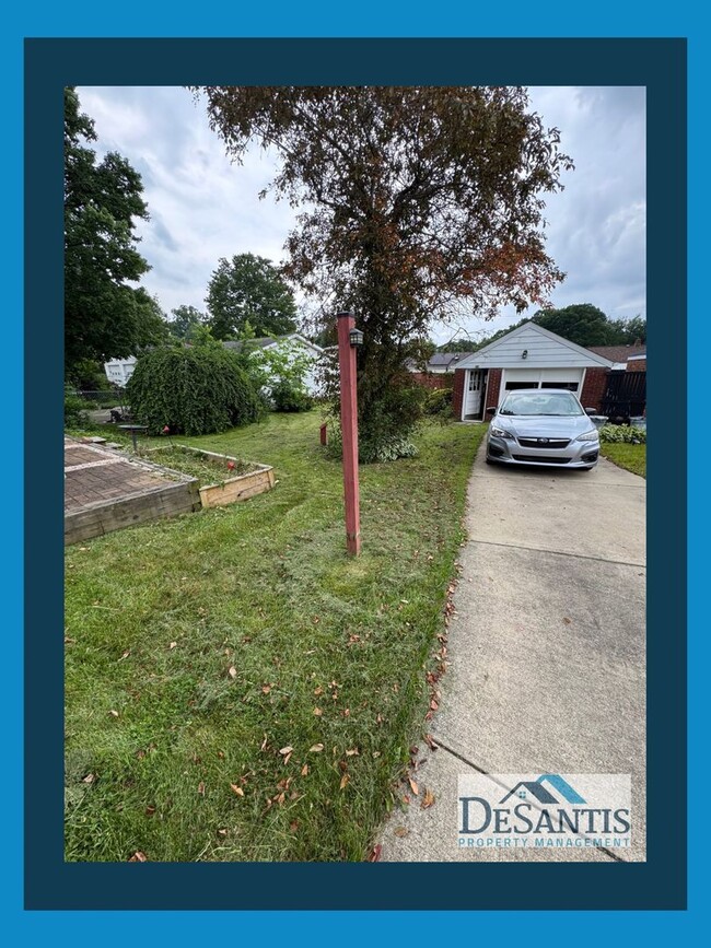 Building Photo - Charming 2-Bedroom Home with Private Backy...