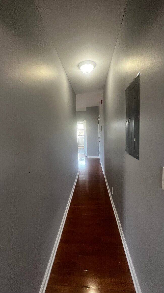 Building Photo - 348 S Orange Ave