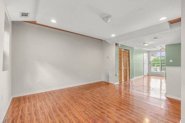 Building Photo - 909 S 21st St