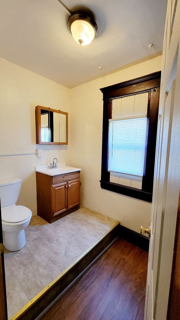 Building Photo - 5 Bedroom/ 2 Bathroom House - Downtown Available - 06/04/2026