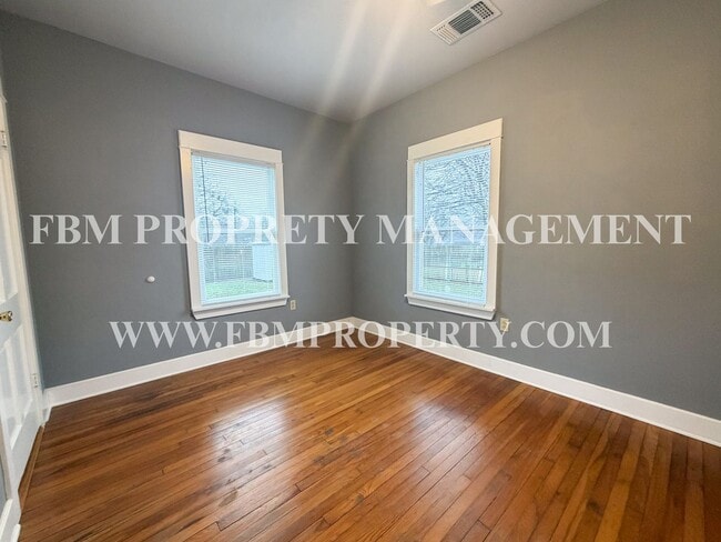 Building Photo - 310 E Parks Ave