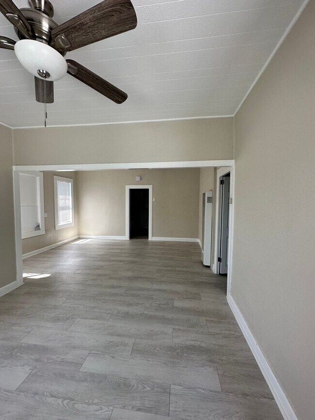 Building Photo - Updated Corner Lot Home – 2bd/2ba