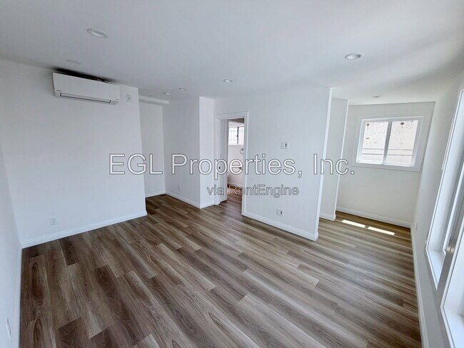 Building Photo - 848 S Detroit St